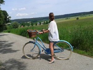 kobieta na wsi na rowerze