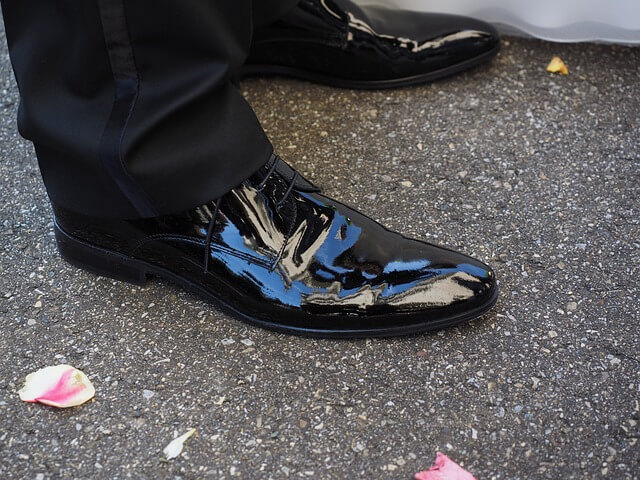 lakierowane buty do garnituru
