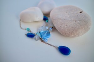 Niebieski łańcuszek z kamieniami