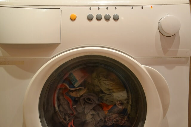 ubrania w pralce