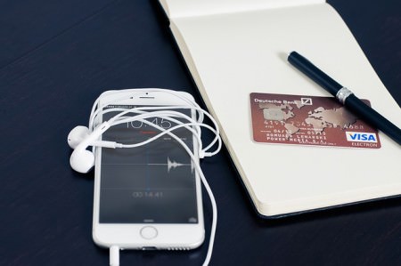 Iphone obok natatnika i karty kredytowej
