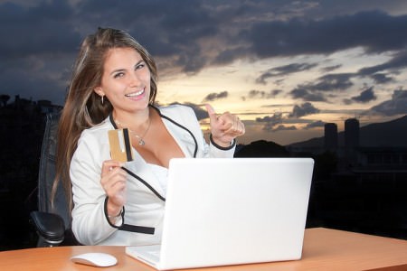 Kobieta przed laptopem