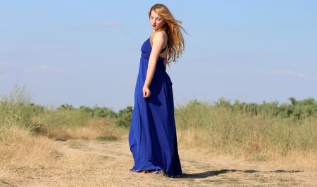 Kobieta w kobaltowej sukni