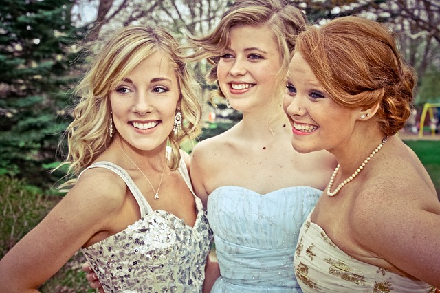 Trzy kobiety w weselnych sukienkach