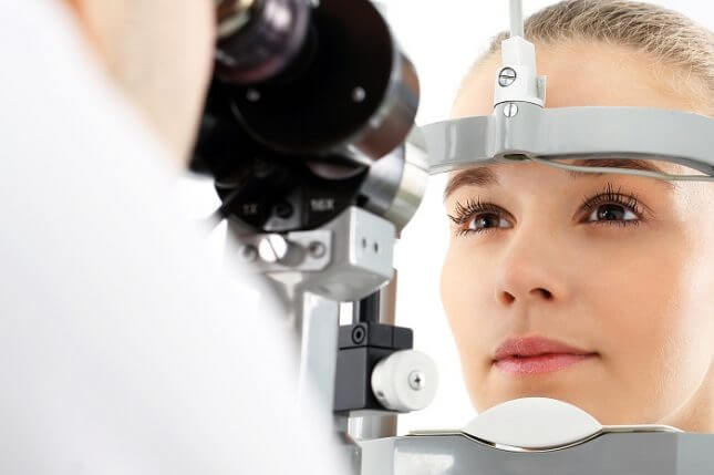 Kobieta w urządzeniu do badania wzroku