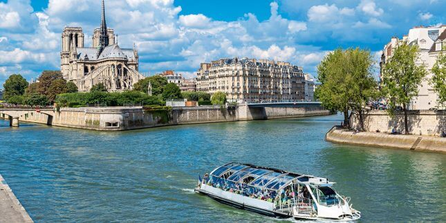 Widok na rzekę w Paryżu