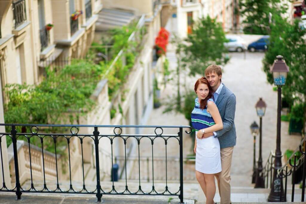 Para na schodach Paryża